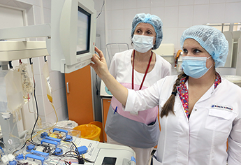 Врач-трансфузиолог Щербакова А. А. и медицинская сестра высшей категории Смоляная Т. Е. проводят процедуру забора гемопоэтических клеток крови на сепараторе компонентов крови Amicus.