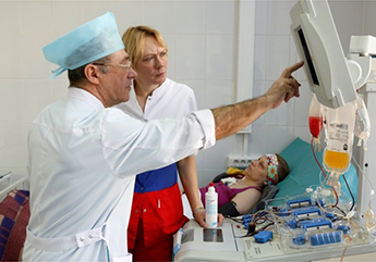 Галузяк Владимир Сидорович и медицинская сестра Кураева Юлия Юрьевна. Сбор стволовых клеток на автоматическом сепараторе Amicus.