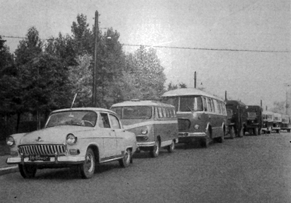 Автоколонна выездной бригады института.